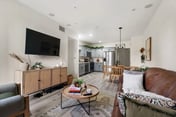 *Down Town Condo with Gym, Pool, BBQ, Jacuzzi*