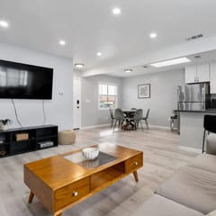 Cozy Clean Family Home - Central to everything!