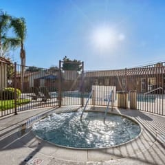 Cozy Condo with Pool + Hot Tub!