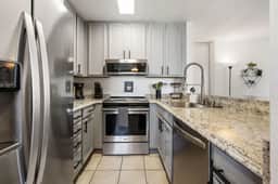 Cozy Condo with Pool, SPA + 10 mins to the beach!