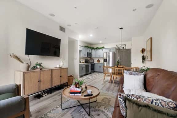 *Down Town Condo with Gym, Pool, BBQ, Jacuzzi* - Image 1