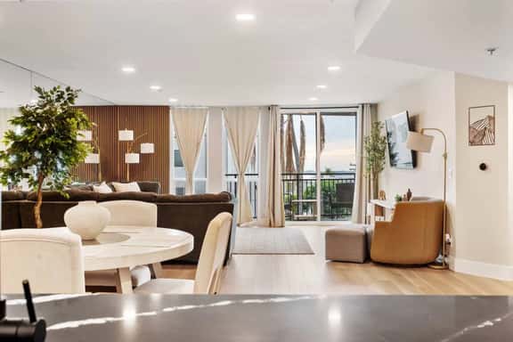 Bay View Penthauz Monthly Rental, 2 parking spots! - Image 1