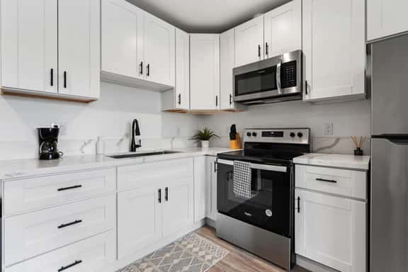 Cozy Central Studio for Monthly Living - Image 1