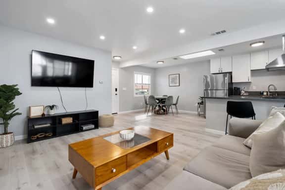 Cozy Clean Family Home - Central to everything! - Image 1