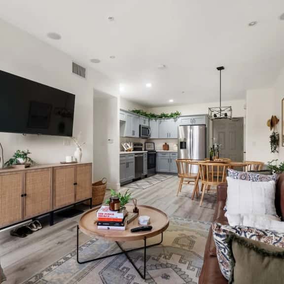 *Down Town Condo with Gym, Pool, BBQ, Jacuzzi* - Image 1