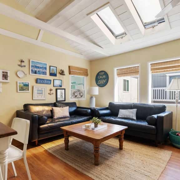 30 Secs to Beach, SUV Parking, in-unit Laundry - Image 1