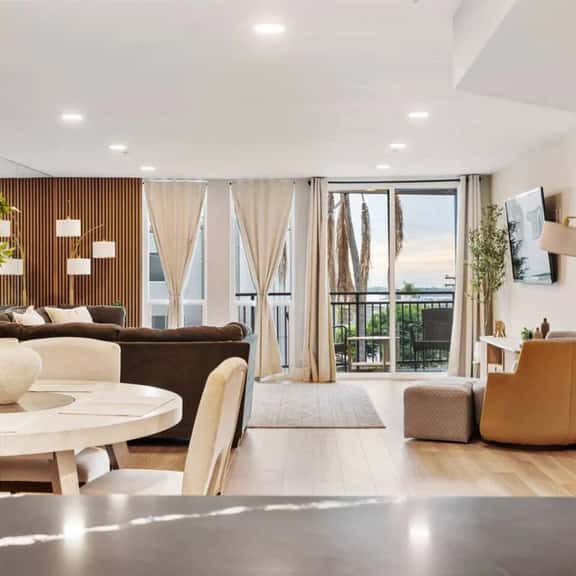 Bay View Penthauz Monthly Rental, 2 parking spots! - Image 1
