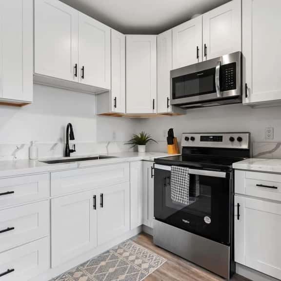 Cozy Central Studio for Monthly Living - Image 1