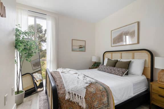 *Down Town Condo with Gym, Pool, BBQ, Jacuzzi*