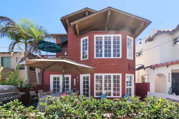 30 secs to Beach, Ocean-view patio, Roof Deck