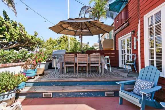 30 secs to Beach, Ocean-view patio, Roof Deck