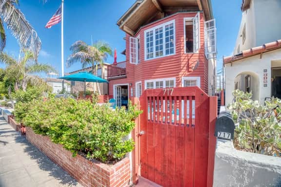 30 secs to Beach, Ocean-view patio, Roof Deck