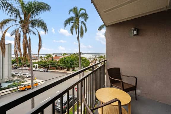 Bay View Penthauz Monthly Rental, 2 parking spots!