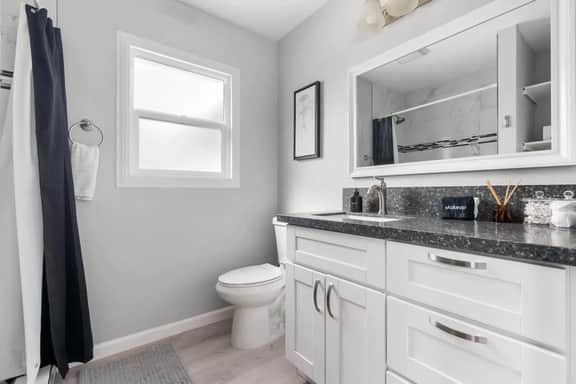 Cozy Clean Family Home - Central to everything!