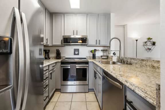 Cozy Condo with Pool, SPA + 10 mins to the beach!