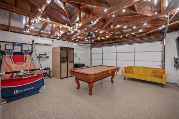Retro Vibe Stay | Pool, Game Room, Sauna! Sleeps 8
