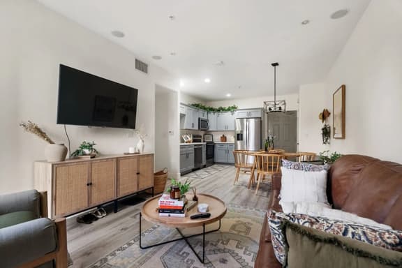 *Down Town Condo with Gym, Pool, BBQ, Jacuzzi*