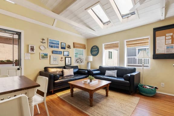 30 Secs to Beach, SUV Parking, in-unit Laundry