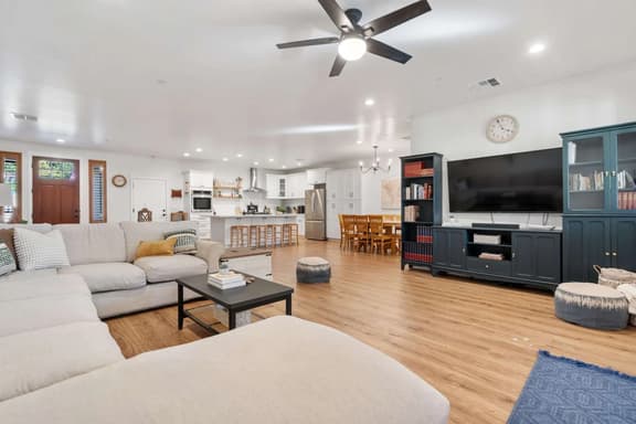 Escondido Oasis | Sleeps 10 + Hot Tub!