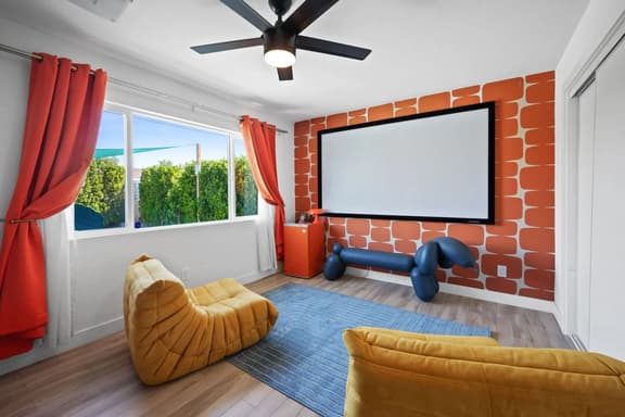Retro Vibe Stay | Pool, Game Room, Sauna! Sleeps 8